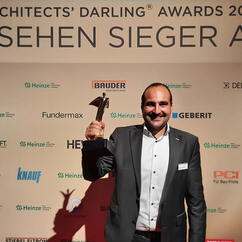 Fabian Ladenburger, Leiter Marketing Baustoffhandel & Fliesenhandel Sika Handel Bau, freut sich über den begehrten Heinze Architects' Darling Award 2024 in Gold.