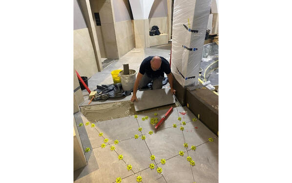 In the relaxation area, the craftspeople laid the large-format tiles with the flexible tile adhesive PCI Flexmörtel S1 Flott which prevents the heavy mega formats from sinking in, photo ©PCI Augsburg GmbH